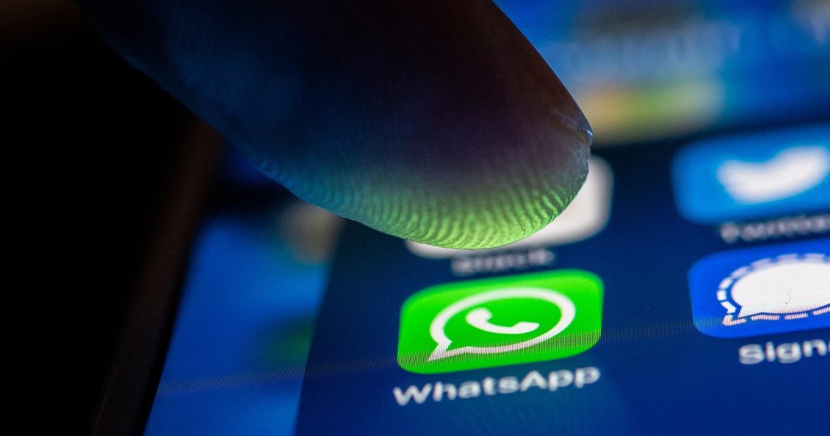 WhatsApp logo en un celular