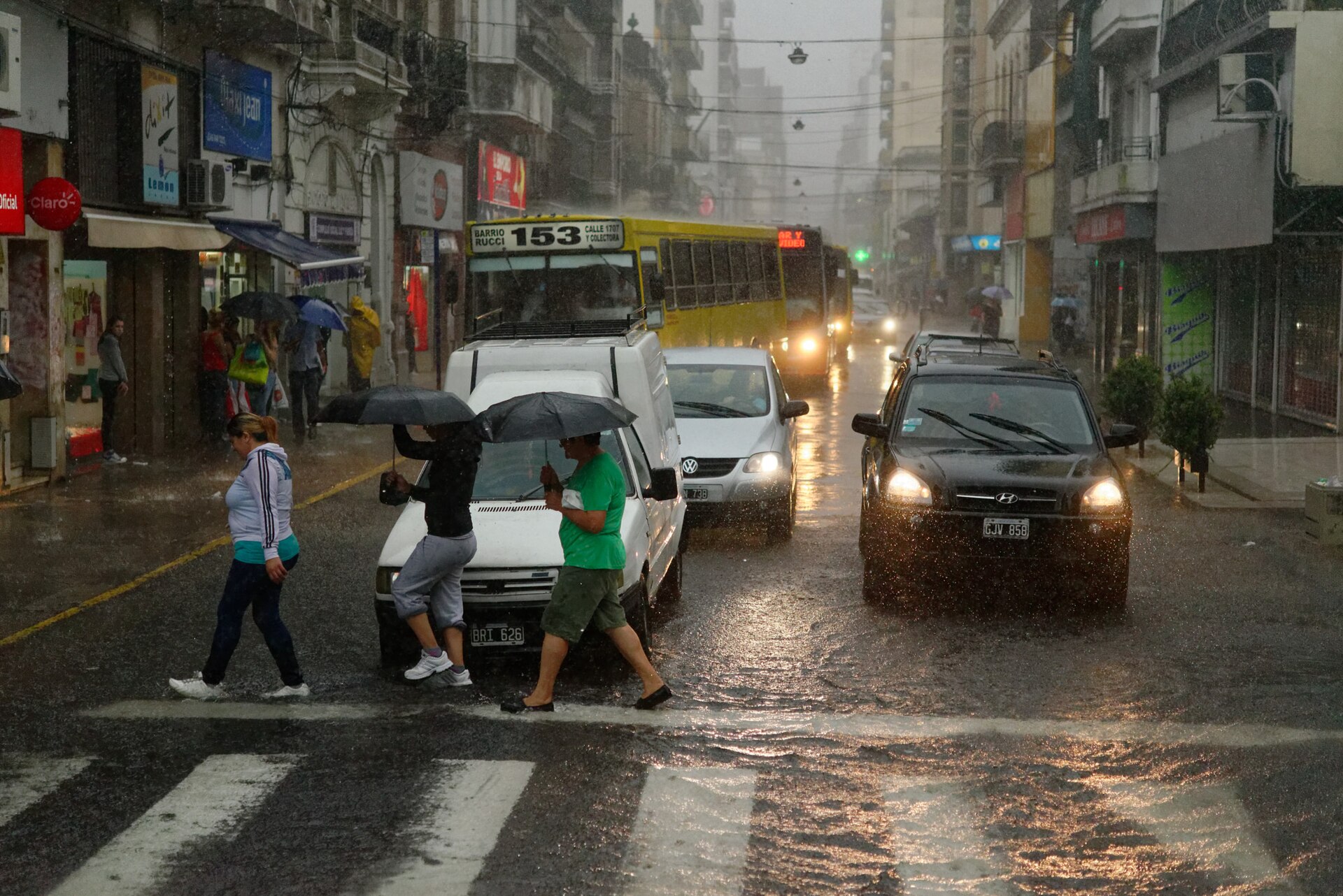Calle de Rosario bajo la lluvia